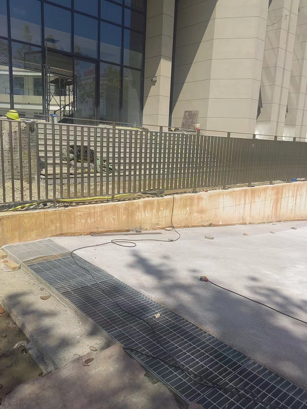 佛山不銹鋼管廠家案例之車(chē)道口柵欄